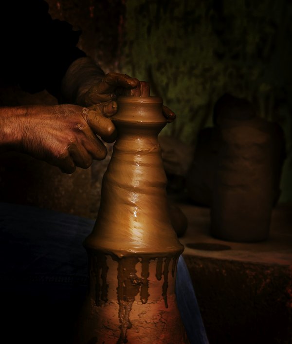 Où découvrir les traditions de la poterie en Tunisie : ateliers et artisans recommandés ?